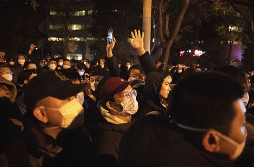 Immer mehr Chinesinnen und Chinesen begehren gegen Pekings Null-Covid-Politik auf – doch die Proteste richten sich mittlerweile längst gegen das Regime selbst. Foto: dpa/Ng Han Guan