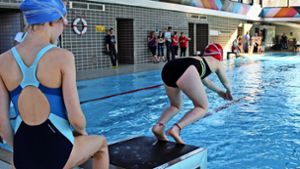 Beim Schwimmcup absolviert jedes Kind 25 Meter Brust, 25 Meter Rücken und die Staffel. Am Ende wird abgerechnet. Foto: Caroline Holowiecki