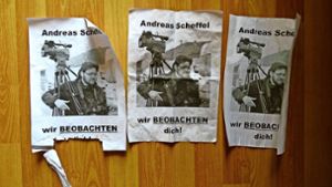 Mutmaßliche Neonazis haben die Nachbarschaft von Andreas Scheffel mit solchen Plakaten verunziert. Foto: Scheffel