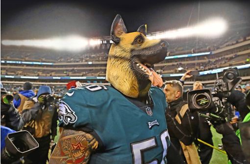 Vorsicht, bissiger Verteidiger: Weil die Philadelphia Eagles als Underdog eingestuft werden, feiert Chris Long den Halbfinaleinzug  mit  Hundemaske. Foto: Getty