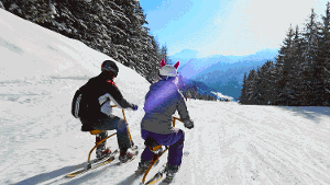 Anfangs ein bisschen gewöhnungsbedürftig, dann einfach Vergnügen pur: Abfahrt auf vier Skiern mit dem Snowbike. Foto: Michael Amme