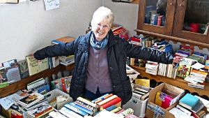 Lesestoff in Hülle und Fülle: Ruth Schwarz inmitten der Bücherecke. Foto:Susanne Müller-Baji Foto:  