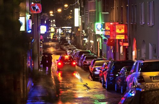Die Leonhardstraße in Stuttgart bei Nacht. Foto: Peter Petsch