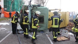 Schwerer Verkehrsunfall am Donnerstagmorgen in Untertürkheim: Ein 27 Jahre alter Laster-Fahrer ist beim Zusammenstoß mit einer Stadtbahn tödlich verunglückt.  Foto: FRIEBE|PR/ Simon Adomat