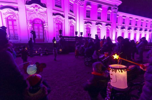 Das Residenzschloss Ludwigsburg strahlte am Freitagabend schon zum zweiten Mal lila. Dieses Mal gabs aber auch einen Laternenumzug vors Schloss. Foto: factum/Granville