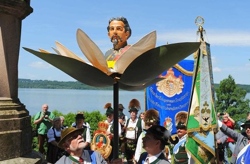 Ludwig-Fans bei einem der jährlichen Gedenkgottesdienste am Starnberger See Foto: dpa