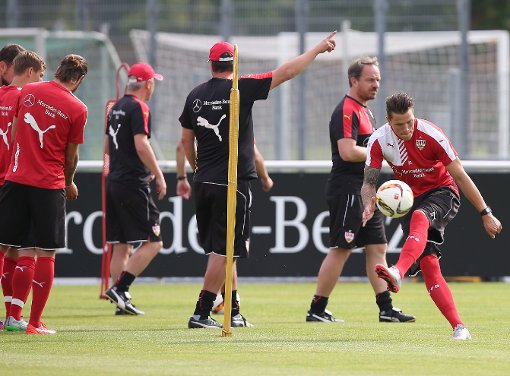 Am Dienstag trat der VfB Stuttgart auf dem neuen Rasen auf Trainingsplatz eins zum Training an - zur Freude besonders vielen Fans, die nach dem Sieg über Manchester City gekommen waren. Foto: Pressefoto Baumann