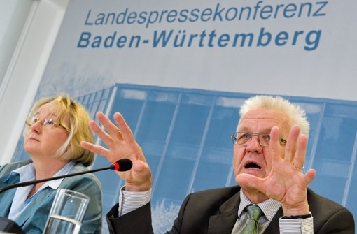 Ministerpräsident Winfried Kretschmann (hier mit Theresia Bauer) geht mit der AfD hart ins Gericht. (Archivfoto) Foto: dpa