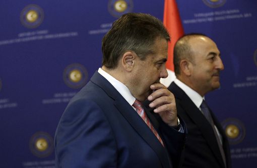 Außenminister Sigmar Gabriel und sein türkischer Kollege Mevlüt Cavusoglu. Foto: AP