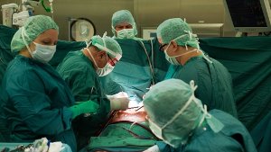 Der Verdacht auf Verstöße bei Organtransplantationen hat sich in drei deutschen Städten bestätigt.  Foto: dpa