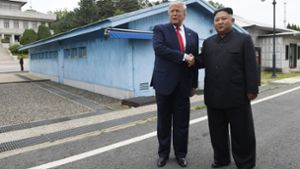 Ein Bild fürs Geschichtsbuch: Trump und Kim an der Demarkationslinie. Foto: AP/Susan Walsh