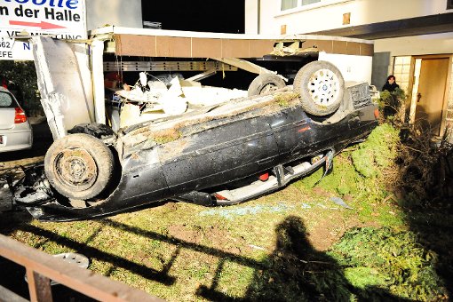 Der BMW eines 22-Jährigen überschlägt sich am Donnerstagabend nach einem Unfall und kracht in eine Garage. Foto: www.7aktuell.de | Ingo Reimer