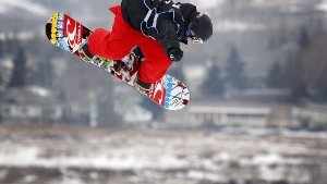 Snowboarder in der Stadt: Sie fliegen nicht nur wie hier in Davos, sondern nun auch in Stuttgart. Foto: AP