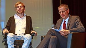 Samuel Koch (links) im Gespräch mit dem Sielminger Pfarrer Tobias Geiger Foto: Thomas Krämer