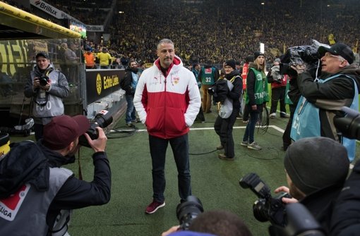 Jürgen Kramny stand am Sonntag im Fokus der Presse. Trotz der 1:4-Niederlage gegen Dortmund hält der vfB Stuttgart zunächst an seinem Interimstrainer fest. Foto: dpa
