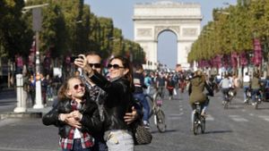 Keine Autos weit und breit und das Wetter hat auch gepasst. Die Pariser Fußgänger haben am Sonntag ihre Stadt zurückerobert. Foto: AP