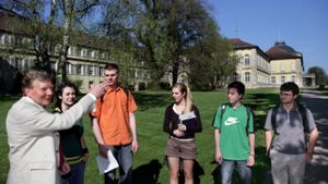 Ulrich Mell (links) erklärt Schülern die Uni. Das Foto stammt aus dem Jahr 2007. Foto: Archiv Achim Zweygarth