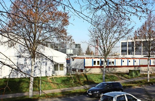Wenn der Landkreis das Echterdinger Renault-Gelände geräumt hat, will Oberbürgermeister Roland Klenk  dort  möglichst viel Wohnraum für Zuwanderer bauen. Foto: Natalie Kanter