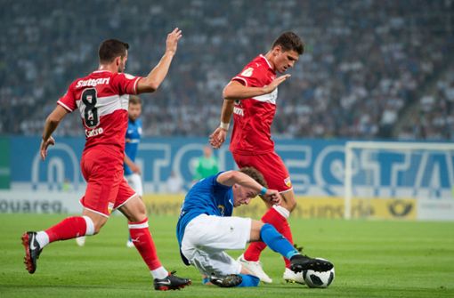 Mario Gomez (rechts) und Gonzalo Castro vom VfB Stuttgart wollen es in dieser Saison im DFB-Pokal beim FC Hansa Rostock besser machen. Foto: Pressefoto Baumann