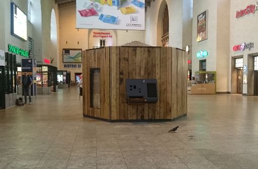 Der Pavillon mit der Holzverkleidung steht seit Samstagmorgen mitten in der Bahnhofshalle. Foto: Philipp Johannßen