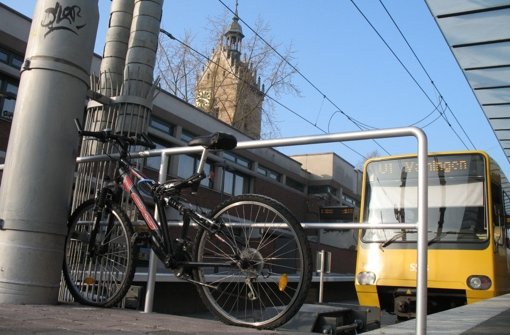 Zu den Stoßzeiten sind Fahrräder in den Stadtbahnen tabu. Foto: Archiv Sauer