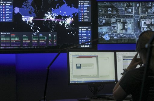 Cyberabwehrzentrum von HP in Böblingen. Der Raum bietet für 21 Mitarbeiter Platz, die im Schichtbetrieb arbeiten. Foto: factum/Granville