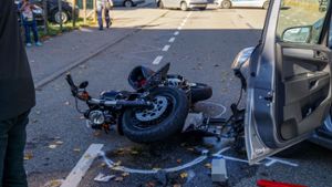 Bei diesem Unfall in Leonberg wurde am Montag ein Motorradfahrer schwer verletzt. Foto: SDMG