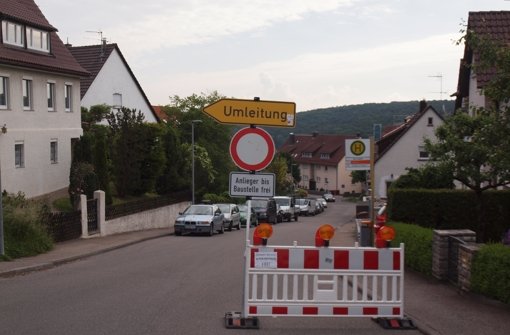 An dieser Stelle ist an der Tuttlinger Straße Schluss für den Autoverkehr. Anwohner aber auch die Stuttgarter Straßenbahnen AG (SSB) beklagen mangelnde Informationen über die Umleitung. Foto: Cedric Rehman
