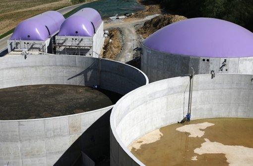 Gärbottiche einer Biogasanlage bei Pforzheim – die Branche hat es derzeit schwer. Foto: dpa