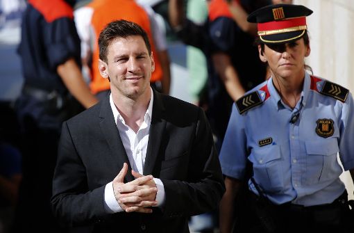 Lionel Messi (links) im Jahr 2013, als er vor Gericht erschien, um Fragen in einem Fall von Steuerbetrug in Gava, in der Nähe von Barcelona zu beantworten. Foto: AP