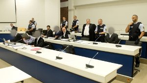 Die drei Angeklagten sitzen vor Prozessbeginn im November 2014 im Oberlandesgericht in Stuttgart. Foto: dpa