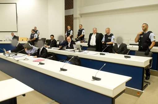 Die drei Angeklagten sitzen vor Prozessbeginn im November 2014 im Oberlandesgericht in Stuttgart. Foto: dpa