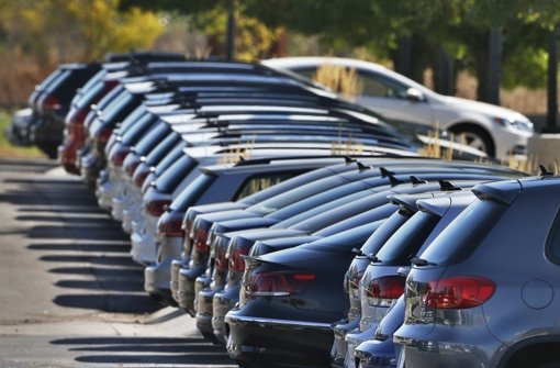 Volkswagen auf dem Hof eines US-Händlers in Colorado. Diese Fahrzeuge dürften derzeit unverkäuflich sein. Foto: AP