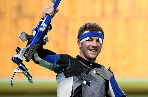 Sportschütze Henri Junghänel freut sich über eine Goldmedaille bei Olympia. Foto: dpa
