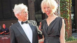 Der französische Regisseur Jean-Jacques Annaud und Katja Eichinger kommen zur Verleihung des CineMerit Awards im Rahmen des Filmfests in München. Foto: dpa