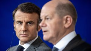Frankreichs Präsident Emmanuel Macron (l) und Bundeskanzler Olaf Scholz (r) haben teils unterschiedliche Ansichten, wenn es um den Ukraine-Kurs geht. Foto: Michael Kappeler/dpa