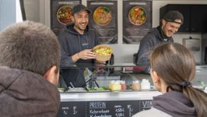 Carmelo Cottitto (links) und Felix Buhnar (rechts) wollen ihren Kunden eine gesunde Alternative zum gängigen Fast Food bieten. Foto: Jürgen Bach