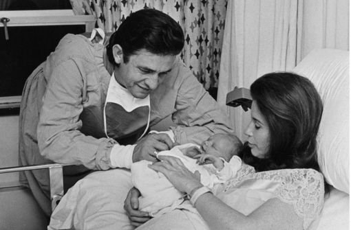 Endlich eine Familie: Nach der Geburt ihres gemeinsamen Sohnes John besucht Johnny Cash seine Frau June Carter Cash im Krankenhaus  Foto: Sony BMG