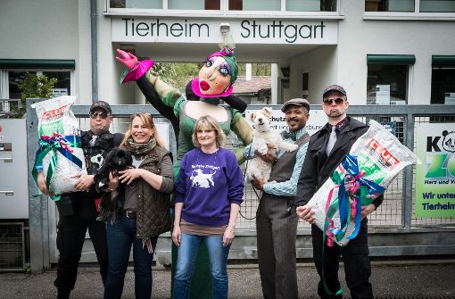 Die Artisten vom Friedrichsbau Varieté haben Hundefutter mitgebracht. Foto: Lichtgut/Achim Zweygarth