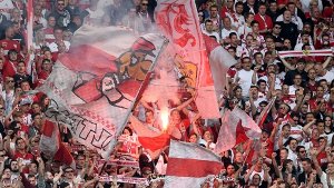 Wegen zündelnder Fans muss der VfB Stuttgart nun 15.000 Euro Strafe zahlen. (Symbolbild) Foto: dpa