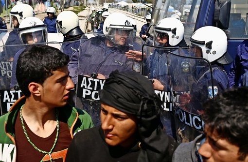 Flüchtlinge protestieren auf den Bahngleisen bei Idomeni. Foto: AP