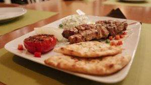 Typisch griechische Gerichte wie etwa Souvlaki (Foto), gegrillten Fisch, Lamm und einen Mittagstisch soll es im neuen  Restaurant Kouzina geben. Foto: Lichtgut/Verena Ecker