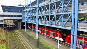 Teile des Parkhauses über der S-Bahn in Echterdingen sind bereits heute aus Sicherheitsgründen gesperrt. Foto: Norbert J. Leven