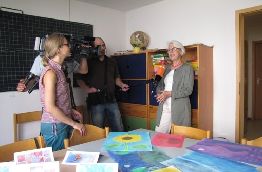 Ariane Müller-Ressing steht dem ZDF Rede und Antwort über die Arbeit des Flüchtlingskreises für die Bewohner des Heims in Heumaden. Foto: Cedric  Rehman