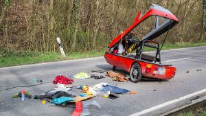 Mehrfach überschlagen hat sich eine 39-Jährige mit ihrem Elektrofahrzeug bei Steinheim. Mit ihr saß ihre achtjährige Tochter im Fahrzeug. Foto: www.7aktuell.de | Sven Adomat
