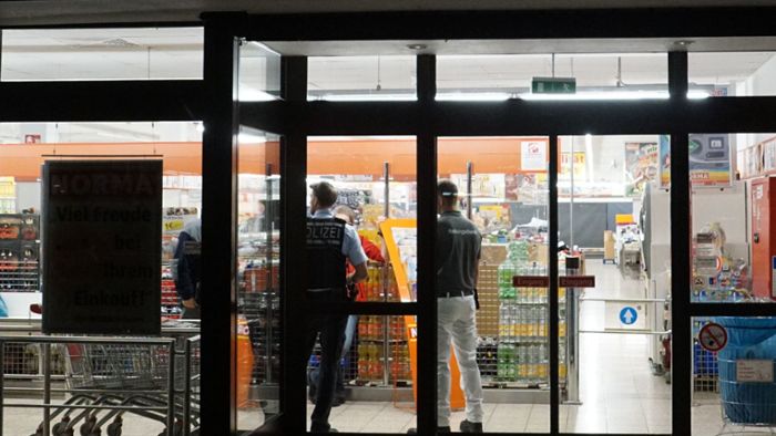 Maskierter Mann verletzt Supermarkt-Mitarbeiterin