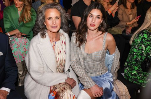 Bei der Berliner Fashion Week in der „Front Row“: US-Schauspielerin Andie MacDowell und ihre Tochter Rainey. Foto: dpa/Gerald Matzka