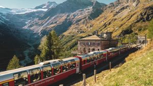Der Bernina Express bei Alp Grüm im Kanton Graubünden.