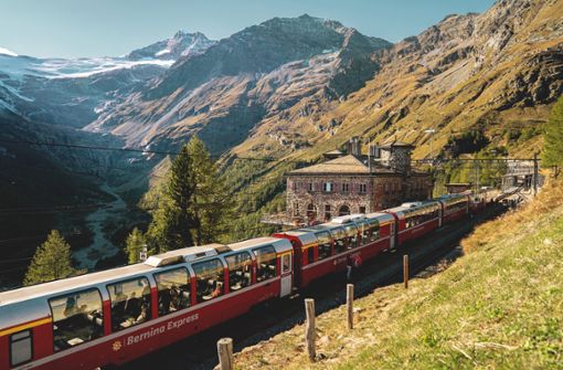 Der Bernina Express bei Alp Grüm im Kanton Graubünden.