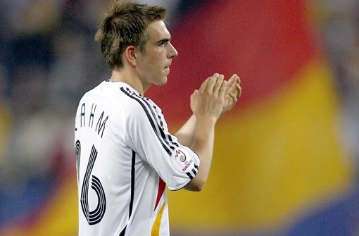 Applaus, Applaus: Philipp Lahm nimmt Abschied aus der Natinalmannschaft – hier nach einem Spiel 2007 in Hamburg Foto: dpa
